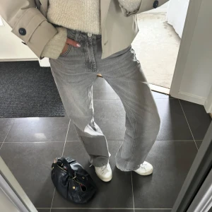 Baggy jeans från Zara - Hej!! Jag säljer dessa jättefina jeans från Zara med vida jeans och låg midja. Jag har de lite längre ner på höften för en mer baggy look. De är storlek 36 men skulle säga att de passar en xs-s. Midjemått: 36 cm, innerbenslängd: 83 cm. Tveka inge att skriva vid frågor och pris kan diskuteras🤗