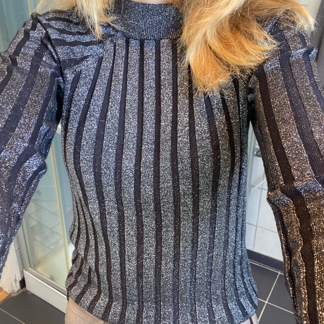 Glittrig randig tröja från Lindex