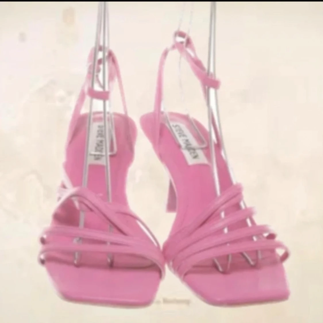 Rosa sandaler med smala remmar och klack - 2