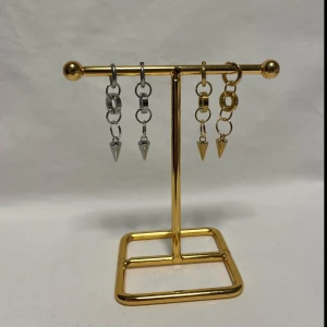 Chunky örhängen med kedjor och spikes - Säljer fyra par statement örhängen i chunky stil, två i silverfärg och två i guld. Alla har kedjor med coola konformade spikes längst ner. Perfekta för dig som gillar edgy accessoarer och vill sticka ut lite extra.