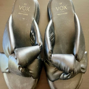 Svarta sandaler från VOX Vegan Shoes - Chunky svarta sandaler från VOX Vegan Shoes med breda, vadderade remmar i syntetmaterial. Använda ett fåtal gånger.