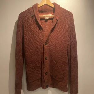 Cardigan - Säljer denna sköna cardigan från Hm (Logg). Passar S och M. Skriv för fler frågor!