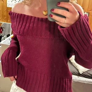 Vinröd offshoulder stickad tröja Bodyflirt - Säljer en vinröd stickad tröja från Bodyflirt i storlek XL på lappen, tycker inte den är XL ALLS, mer en M. Tröjan har offshoulder-modell, bred ribbad kant upptill och vid ärmslut. Den är mjuk och har en loose passform, perfekt för dig som gillar en avslappnad men snygg stil.