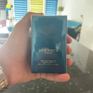 ♠️ Versace Eros - Eau de Toilette (30ml) - 🔹Säljer Versace Eros Eau de Toilette, rymmer 30 ml - helt oöppnad och oanvänd, utan den är helt ny. En ikonisk doft med fräsch och lagom maskulin känsla, perfekt för dig som gillar exklusiva parfymer. Säljes för att jag redan har en (fick denna i studentpresent)! ♦️