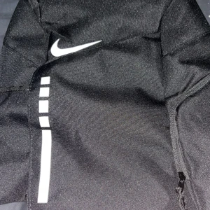 Nike elite bag svart - Köpte väskan men ångrade färgen sen gick det inte att lämna tillbaka, ville ha mörk blå🥲