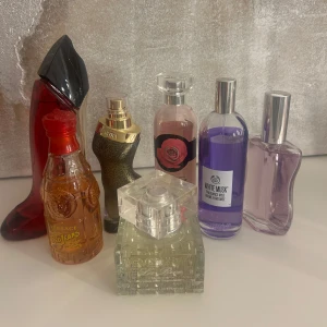 Parfympaket med ikoniska dofter - Säljer ett paket med flera parfymer, säljer de då dom inte kommer till användning, luktar super gott och sitter kvar länge! Har fler bilder på de andra separat. Alla för 200 kr!!
