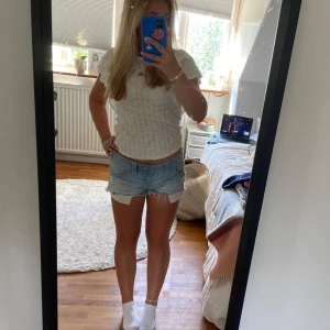 Vit blus med volangärmar - Säljer en vit blus med volangärmar perfekt för sommaren🌸❤️