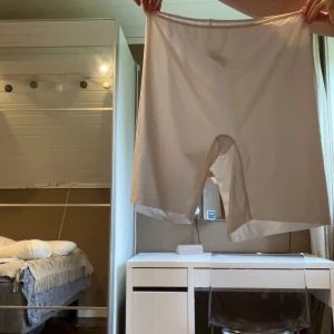 Vit linnetopp från Miss Mary, storlek 48 - Säljer en vit linnetopp från Miss Mary i storlek storlek 48. Toppen har smala axelband och är tillverkad i ett mjukt, slätt material som känns skönt mot huden. Perfekt att bära under andra plagg eller som den är under varma dagar. Ett par shorts till. Settet ger en kylande effekt.