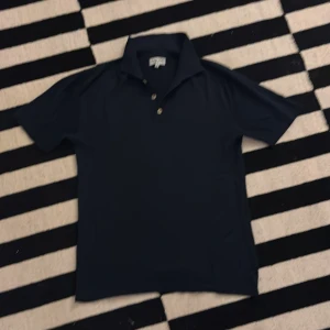 Davida Cashmere Piké - Säljer nu min fina Cashmere piketröja från märket Davida. Tröjan är i jätte jätte fint skick. Köpte den ny för 1699kr och är sparsamt använd. Tröjan är i 70% silk och 30% cashmere. Skicket är 9/10