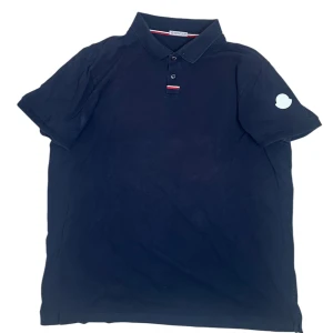 Moncler Maglia T-shirt  - Moncler T-shirt. Storlek Xxl. Skick 8/10. Pris 799kr finns att köpa på våran hemsida, Fashionels.com