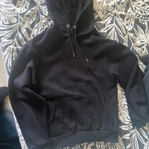 Svart hoodie från ASOS - Kan köra med noppermaskin innan jag postar för den är lite nopprig just nu !