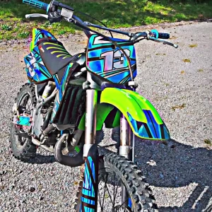 Kawasaki kx85cc - Bilderna visar en färgstark kawasaki kx 85 och coola blå-gröna dekaler. Perfekt för dig som gillar fart, äventyr och utomhusaktiviteter! 2takt, går som ett skott, väldigt stark och snabb, sen har jag bytt kolv filter varje 8-10timma har bytt 2gånger samt växellådsoljan varje 4e timma, har kört 20timmar totalt finns en monterad timer, sen har jag bytt lite andra grejor t.e.x cyilindern o pakningarna och kolv precis/ vev helt ny gasvajer och kopplingsvajer. Sen är den renoverad i motor och låda. 