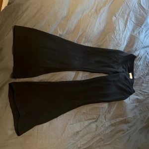 Svarta bootcut byxor Gina Tricot S - Svarta bootcut byxor från Gina Tricot, Basically Basics-kollektionen. Byxorna har en snygg utsvängd passform och är tillverkade i ett mjukt, stretchigt material som sitter skönt på kroppen. Perfekta för dig som gillar en stilren och trendig look.