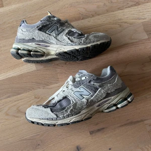 New Balance 2002R sneakers - Säljer ett par grå New Balance 2002R sneakers.        Size 42 1/5 - used, cond 7/10.                             Med kvitto och box. 