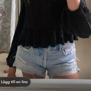 Ljusblå jeansshorts zara - Säljer ett par ljusblå jeansshorts från Zara. Säljer 2 par, ett par ljusa och ett par mörkare. Skriv för bilder. Kan ta ett gemensamt pris för båda