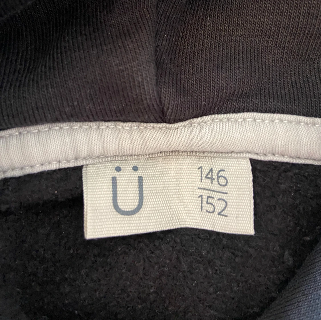 Svart hoodie med huva - 2