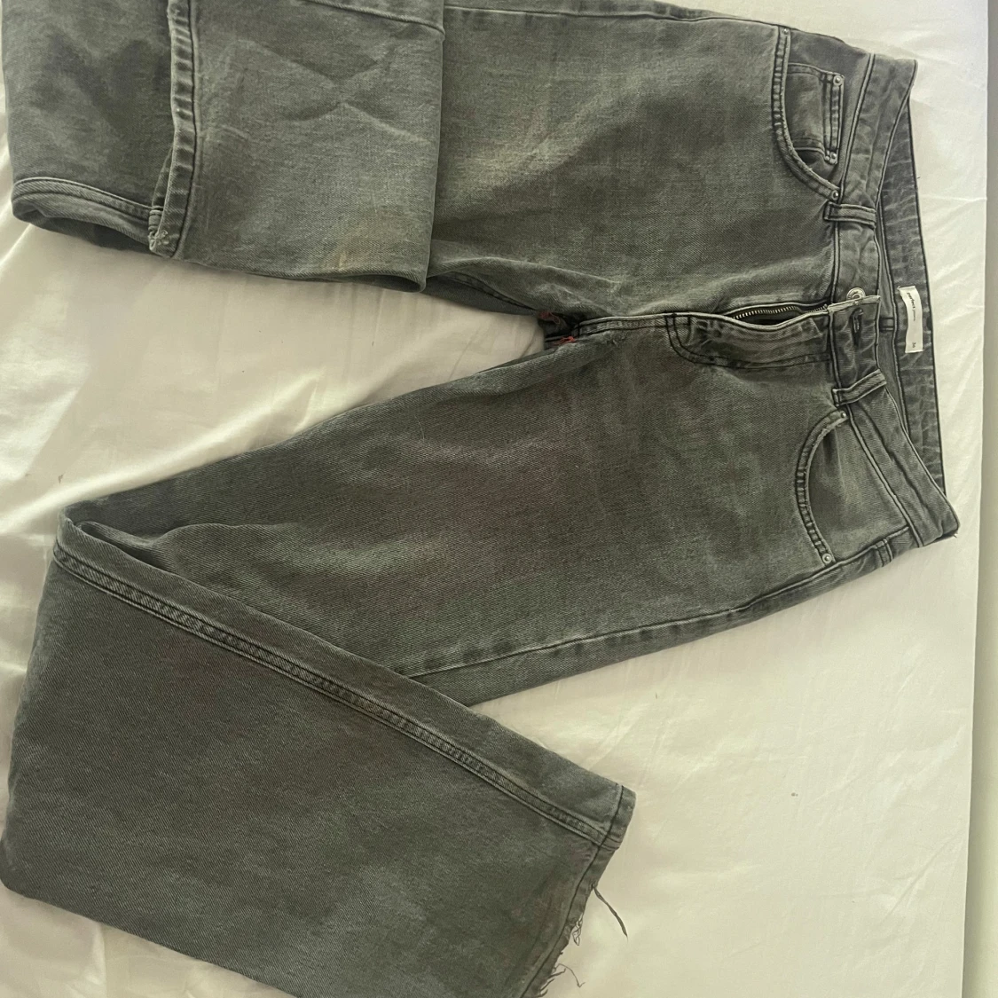 Grå flared jeans från Gina Tricot