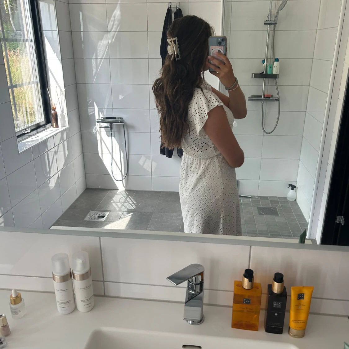 Vit kort klänning med broderade detaljer - 1