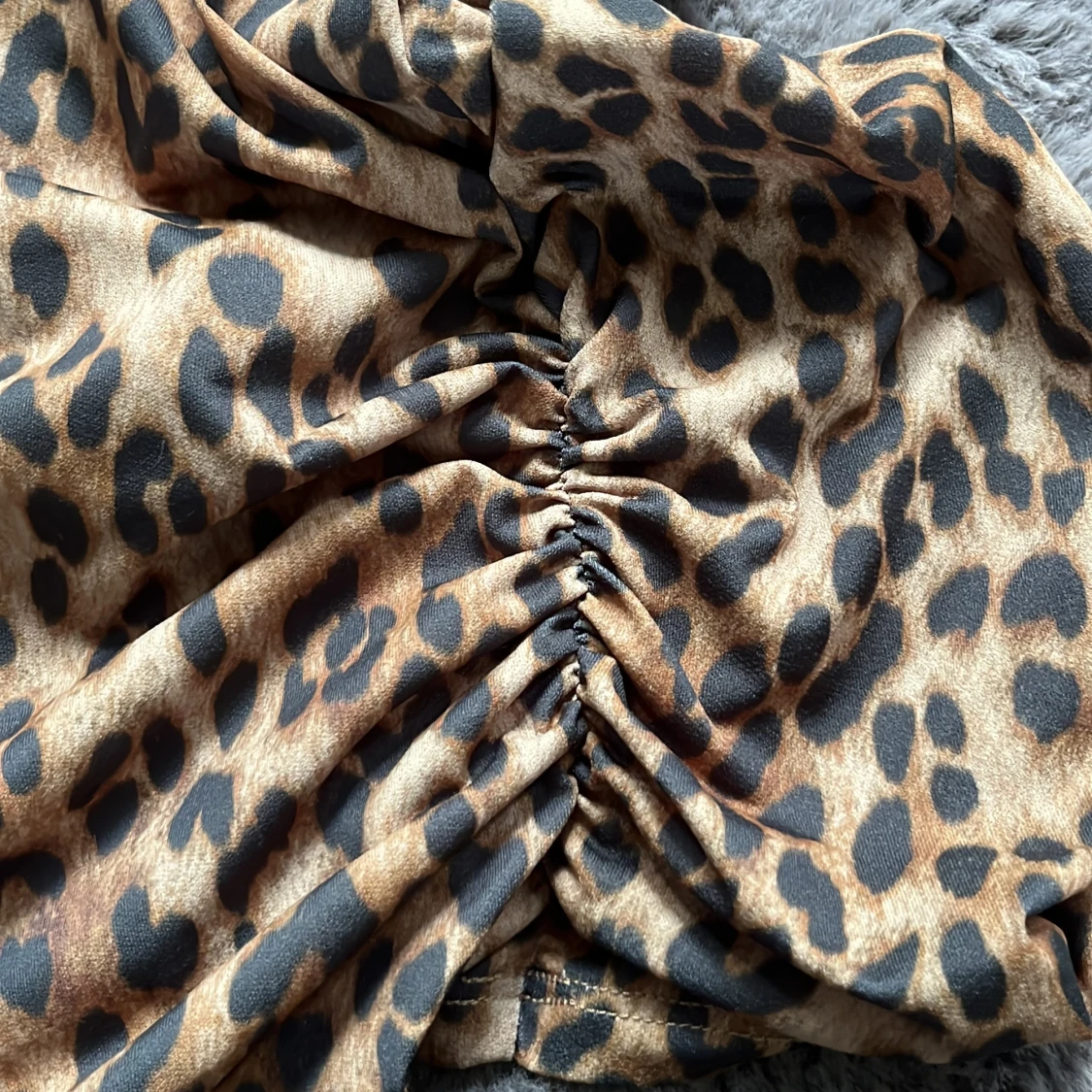 Leopardmönstrad linnetopp Divided - 3