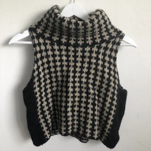 Stickad topp från Noa Noa - Snygg stickad topp från Noa Noa i svart och beige med rutigt mönster och hög krage.