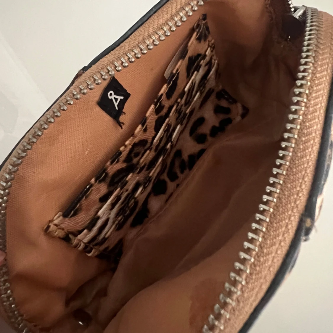 Leopardmönstrad handväska med dragkedja - 1