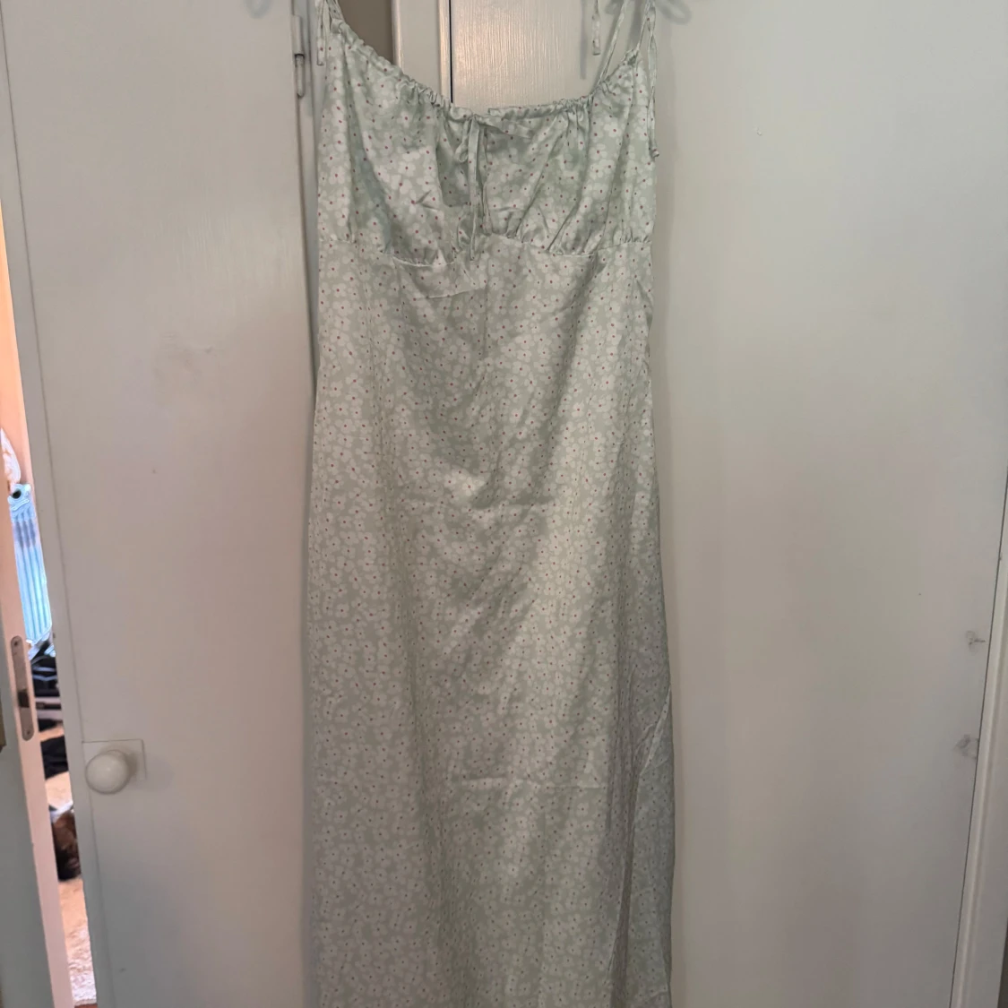 Ljusblommig långklänning med knyt - milkmaid modell