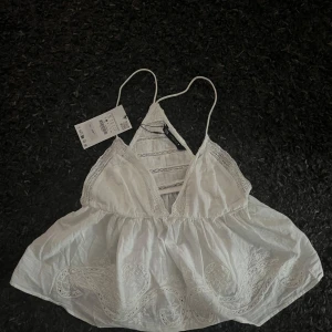 Zara topp - Nästan Oanvänd Zara topp! Jätte snygg till sommaren. Säljs inte längre😇 skriv för egna bilder
