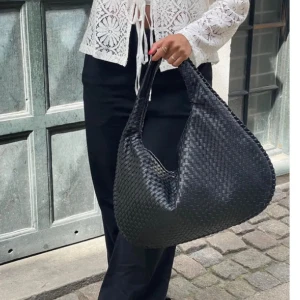 Flätad väska - Svart flätad väska från designbysi i svart, nyskick💗