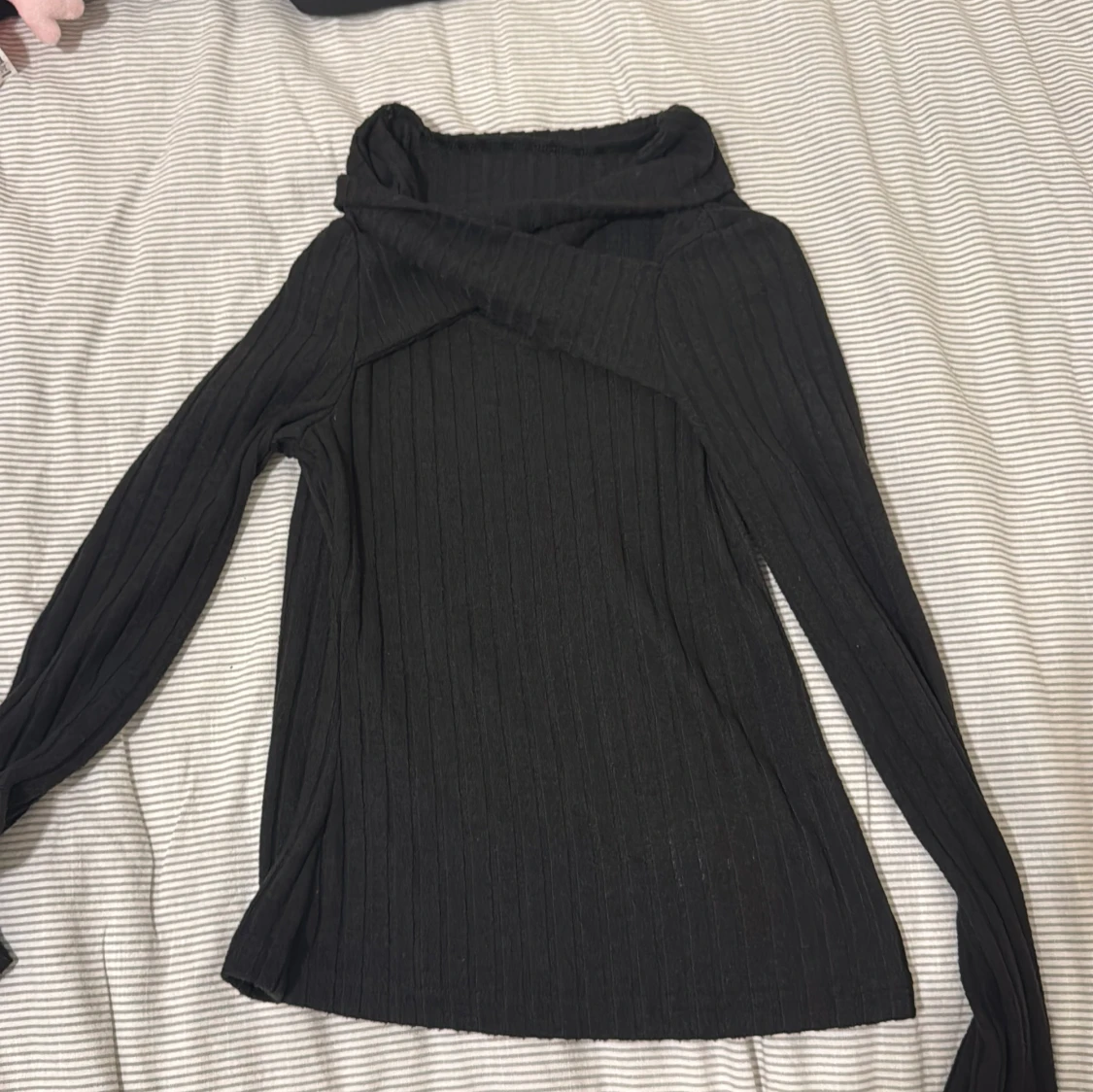 Svart ribbad långärmad tröja - 1