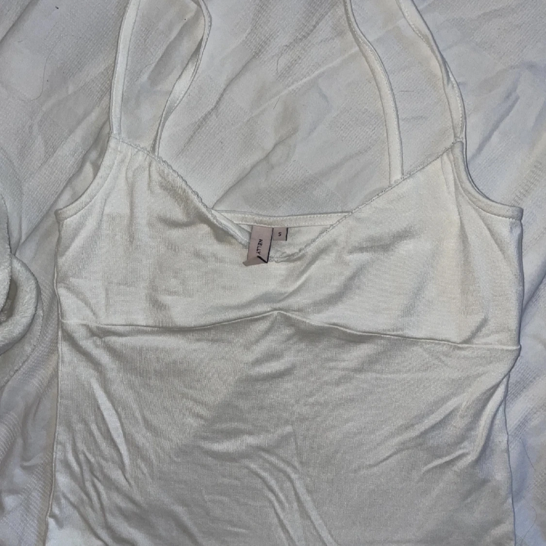 Vit ribbad linnetopp med spetskant - 2