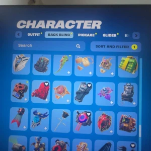 Fortnite: Back Bling Collection - Upptäck en färgstark och kreativ värld av Fortnite-back blings! Perfekt för dig som älskar gaming och vill inspireras av unika accessoarer och cool design. Boken visar mängder av olika ryggprydnader från spelet, med allt från futuristiska gadgets till roliga och fantasifulla teman.här är bara en del av backpling delen kolla resten av mitt plick konto för att se alla skins och pickaxes 