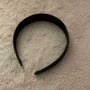 Svart diadem  - Stilrent svart diadem! Knappt använd och i mycket bra skick! 💗💗