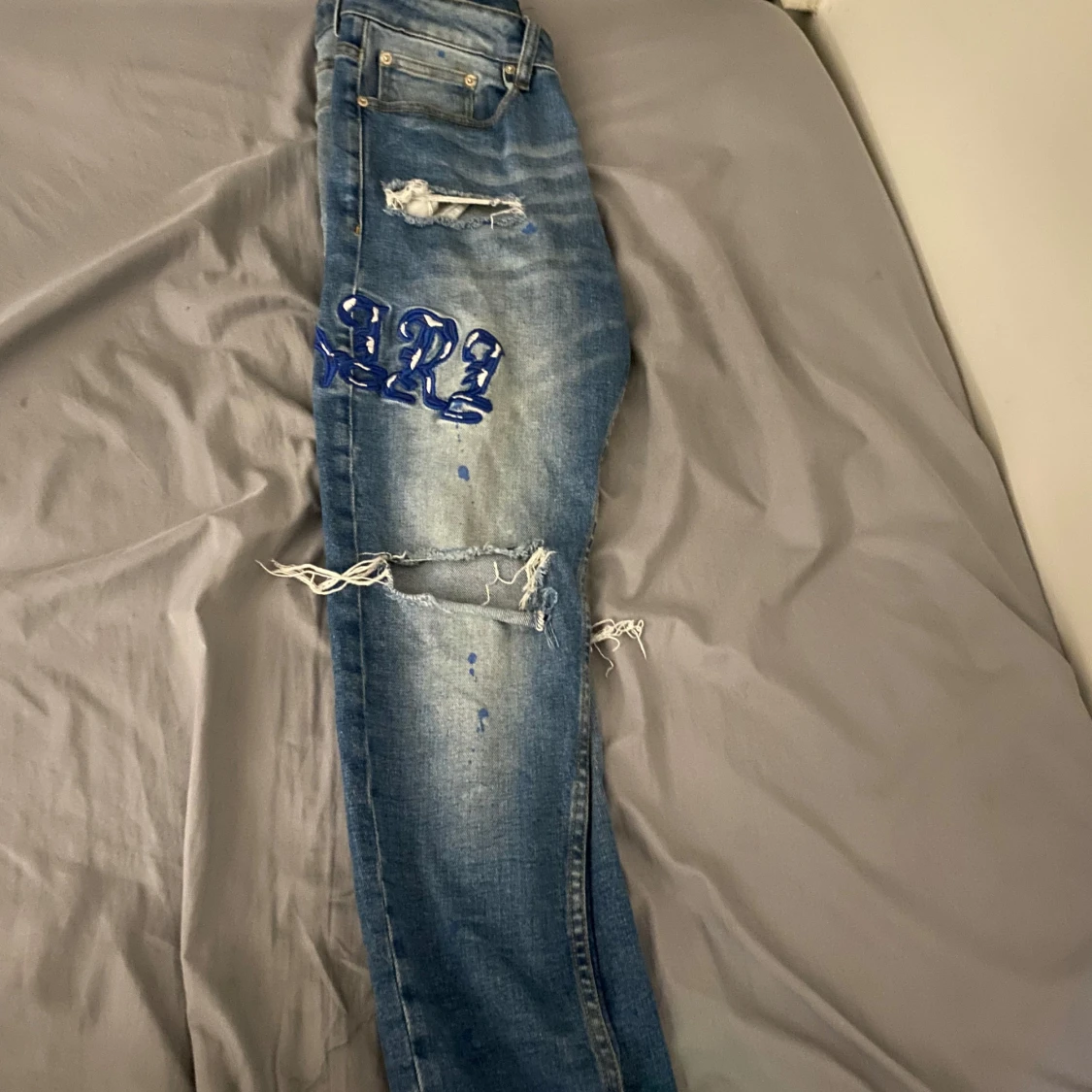 Blå slitna jeans med blå tryck - 1