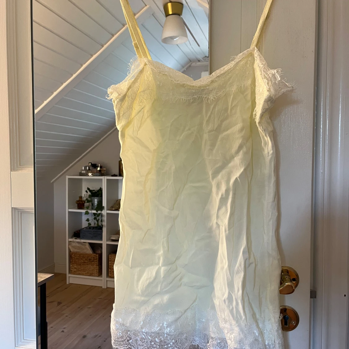 Ljusgul spetslinnetopp