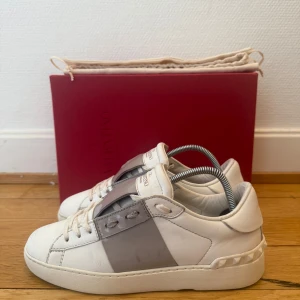 Valentino open sneakers  - Säljer nu dessa fina valentino open skor | Fint skick | Storlek 36 | Box,dustbag,valentino kort och kvitto ingår | Hör gärna av er vid frågor eller funderingar 
