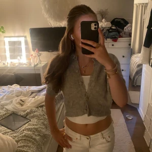 Grå kofta  - Snygg grå kofta från Zara. Använda några fåtal gånger. Gick sönder på ett ställe men fixade det igen så hel nu. Annars bra skick 