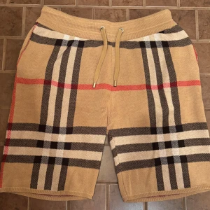 Burberry Mjukis Shorts - Tjena! Säljer dessa sjuuukt feta Burberry mjukis shortsen i detta klassiska beigea rutiga mönstret. Endast legat i garderoben så dem är helt oanvända. Köpta för ett par månader sedan för 4,899kr!😁👏 Väljer du att betala direkt via Swish kan jag gå ner lite i pris eftersom vi då slipper all väntetid som tillkommer via betalning genom Plick!🏆 Skicka ett PM vid frågor eller funderingar.