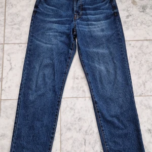 Blå jeans från Redefined Rebel - Klassiska blå jeans från Redefined Rebel med raka ben och normal passform. Jeansen har fem fickor, snygga kontrastsömmar och är tillverkade i slitstarkt bomullsjeans. Perfekta för en avslappnad streetstyle-look. Storlek W29 L32. Kom DM vid fråga!