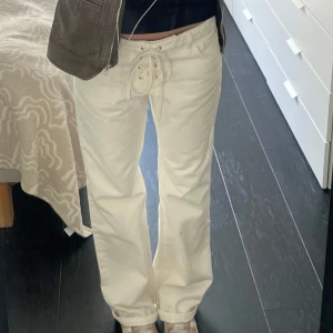 Populära slutsålda Zara jeans  - Säljer dessa as snygga helt slutsålda Zara jeans! Skit coola, endast provade då de var lite stora på mig! Alltså i helt nyskick! Jag har vanligtvis storlek 36, för en lite lösare passform funkar dessa men passar också en storlek 38. Skriv för fler bilder/ frågor💓Nypris: 569 kr säljer för 490 pga helt nya!  