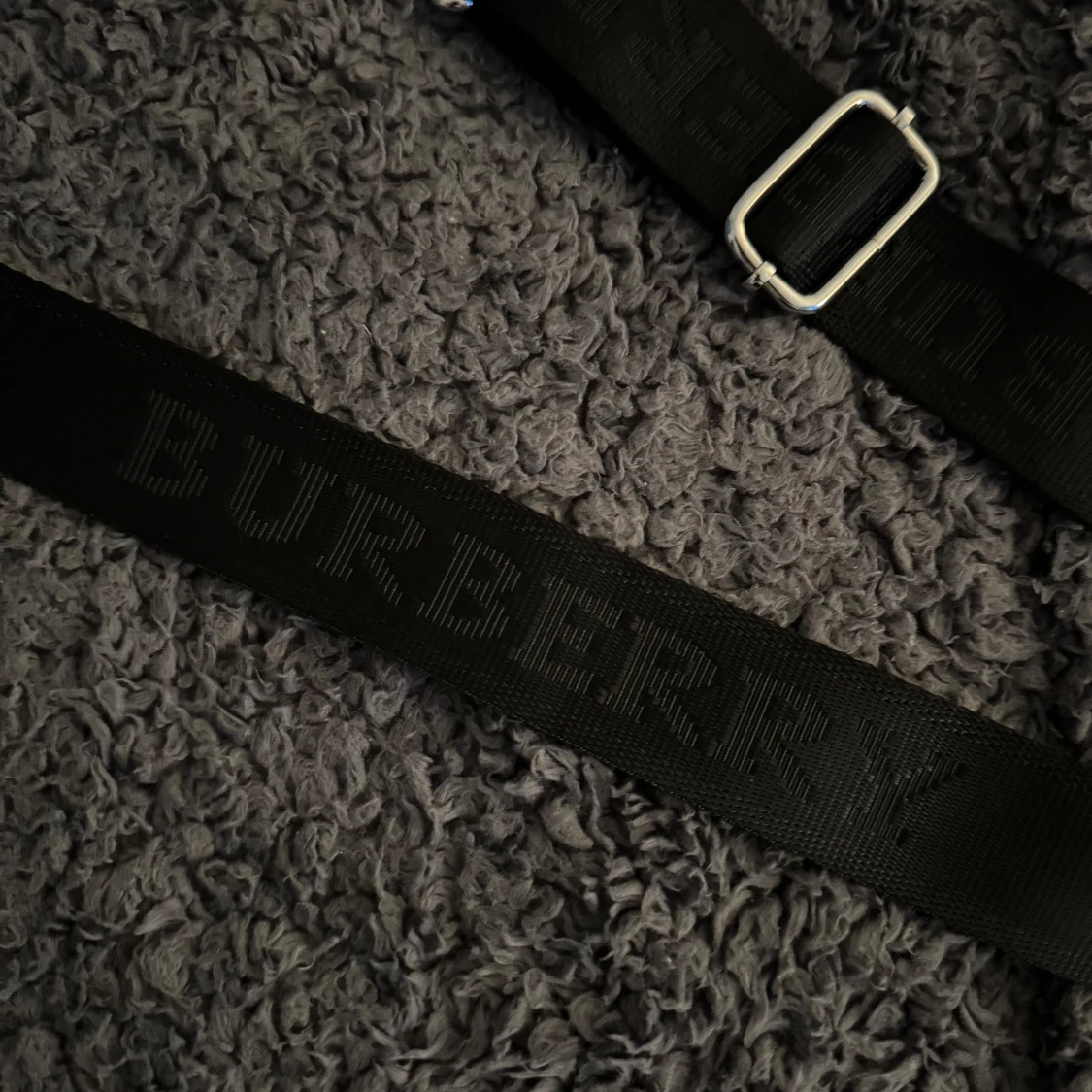 Burberry rutig axelväska med logoband - 1