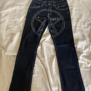 Gothicana byxor - Gothicana byxor slim fit passform, skulle vara fett att klippa dessa till shorts! 