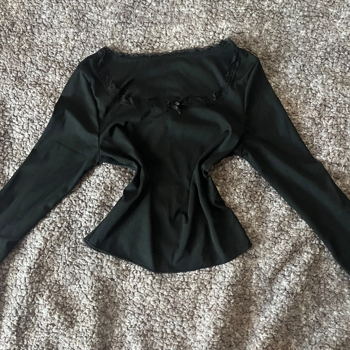 Svart ribbad lång ärmad tröja med spets och en rosett