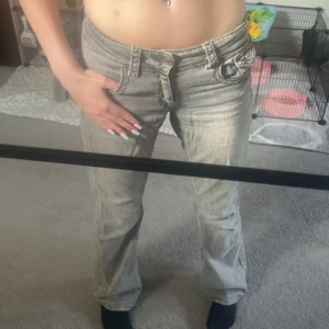 Grå jeans från Gina Tricot, storlek 164 - Säljer ett par grå jeans från Gina Tricot i storlek 164. Jeansen har raka ben, klassiska fickor med knappdetalj bak och snygg tvättad look. Perfekta för dig som gillar en avslappnad och stilren vibe.