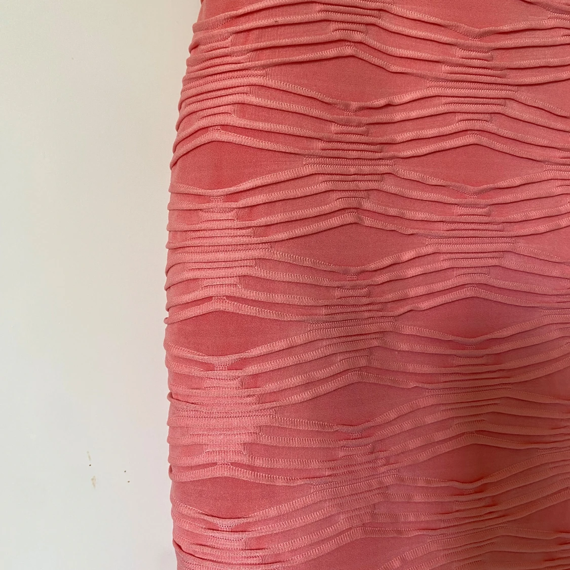 Rosa kortkjol med strukturmönster - 2