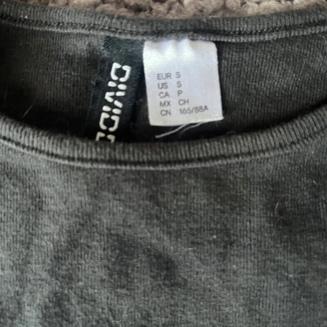 Svart croppad topp med blå fjäril - 2