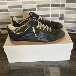 Maison Margiela  navy - Maison Margiela i mörkblå mocka och skinn, skriv vid intresse och funderingar!! Pris kan diskuteras!! Äkta !!