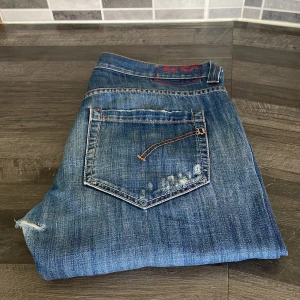 Blå Dondup Limited Edition jeans - Snygga blå jeans från Dondup Limited Edition med slitna detaljer och kontrastsömmar. Skriv vid intresse!! Nypris 4500kr