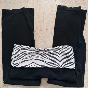 2000s Yoga pants - Supersnygga 2000s foldover yogapants med glittrigt zebra mönster! Vet ej vad märket heter men de är något 2000s märke i alla fall så inget från typ shein! Skulle säga att den passar allt från en M-XS💋