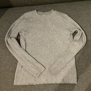 Grå långärmad tröja  - Grå långärmad tröja från Zara. Den är i storlek 152/11-12 yrs men passar större ifall man vill ha en tajtare passform. Använd nån gång men är fortfarande i bra skick 💕