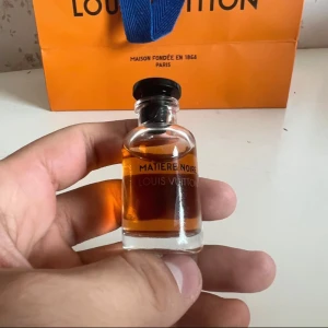 Louis Vuitton Matière Noire parfym - Säljer en parfym ifrån LV. Observera att den är 10ml och INTE har en sprejer. Man öppnar själva locket då 10ml inte kommer med en sån sprejer